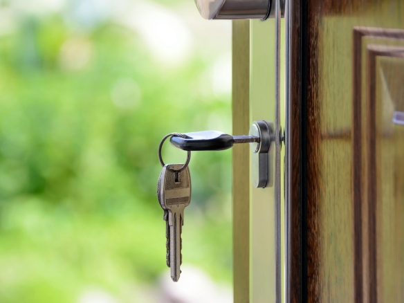Are Lock-In Contracts with Real Estate Agencies Good or Bad?