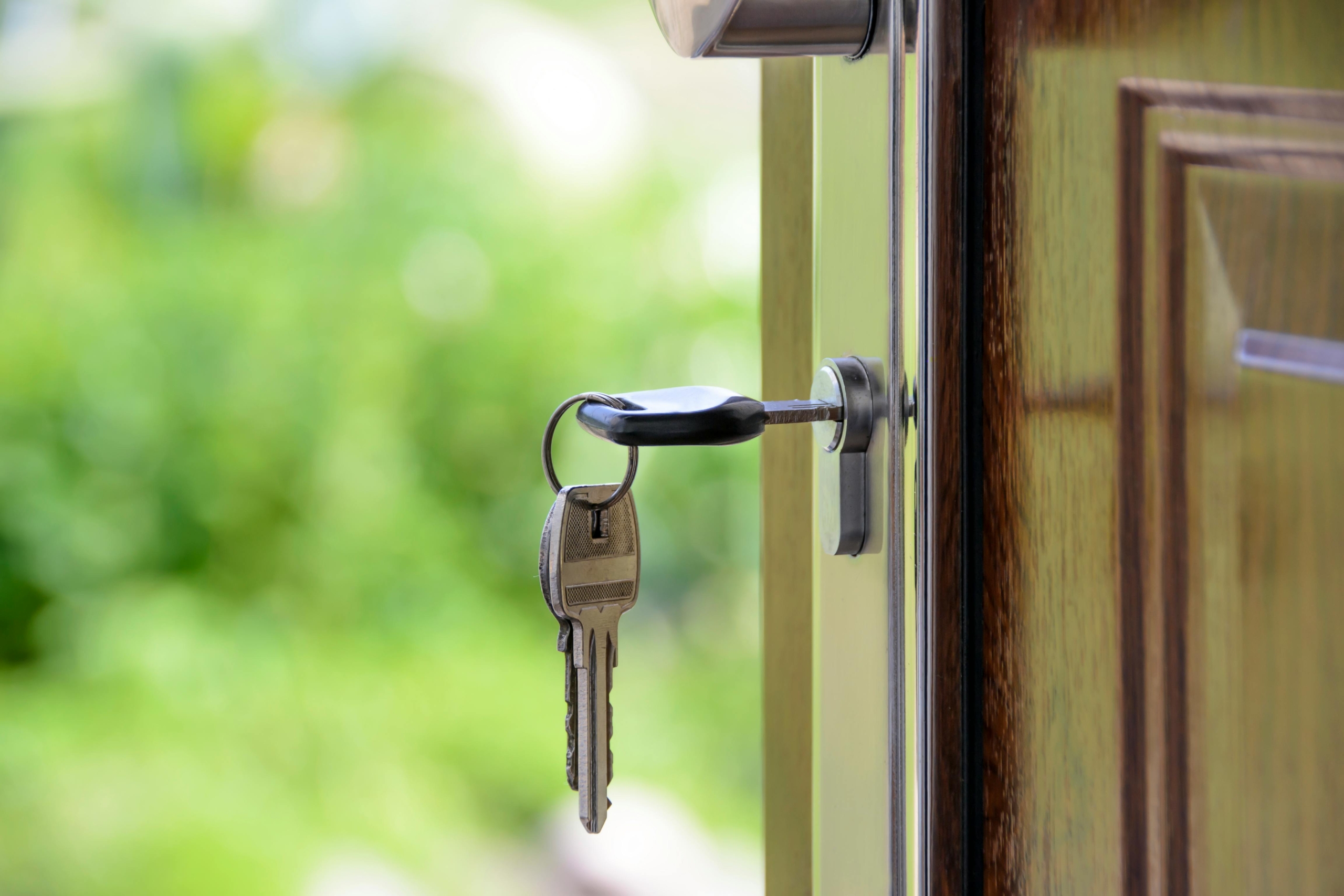 Are Lock-In Contracts with Real Estate Agencies Good or Bad?