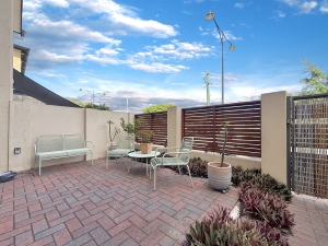 Central Townhouse Overlooking Parklands