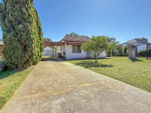 Central Location, Spacious Yard & Easy Living